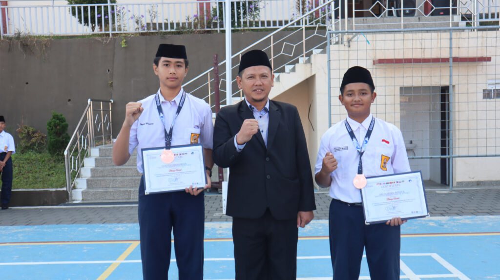 Murid SMPIT As-Syifa Jalancagak 2 Pamerkan Inovasi Pemilah Sampah Otomatis di IRPrO 2025